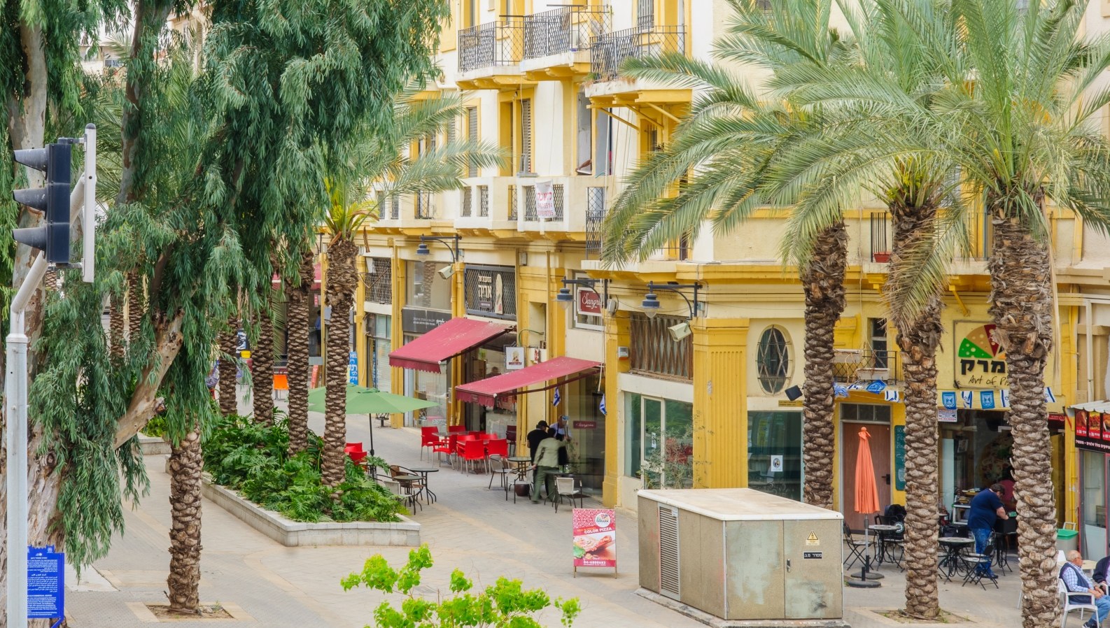 Vie de quartier, cafés et palmiers