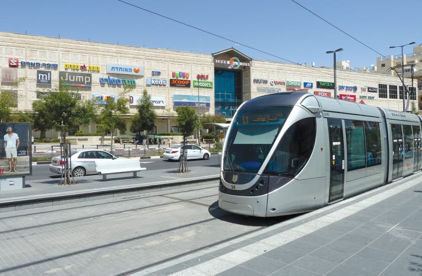 Tramway et centre commercial — commerces, services et mobilité au quotidien
